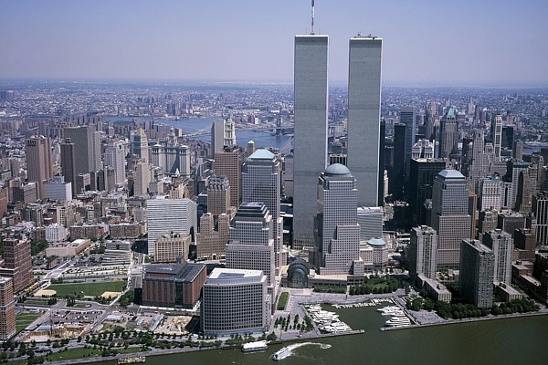 23. decembris vēsturē: Pabeidz ievērojamo Ņujorkas «dvīņu torņu» ziemeļu ēkas būvniecību