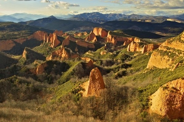 Kalni, ko uzspridzināja ūdens: Las Médulas – Romas inženierijas UNESCO brīnums