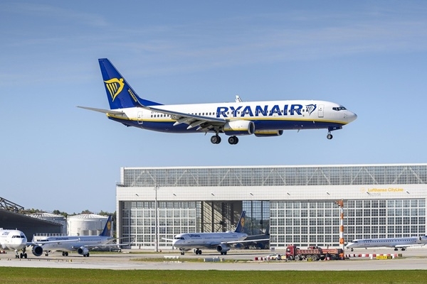 «Ryanair» samazina lidojumus visā Eiropā: 2026. gadā pazudīs miljoniem sēdvietu