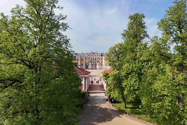 Rundāles pils aicina uz baroka mūzikas koncertu ciklu «Sarunas pilī ar mūziku»