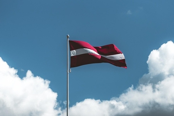 Latvijas karogu Olimpisko spēļu atklāšanas ceremonijā uztic Daugaviņam un Ģērmanei