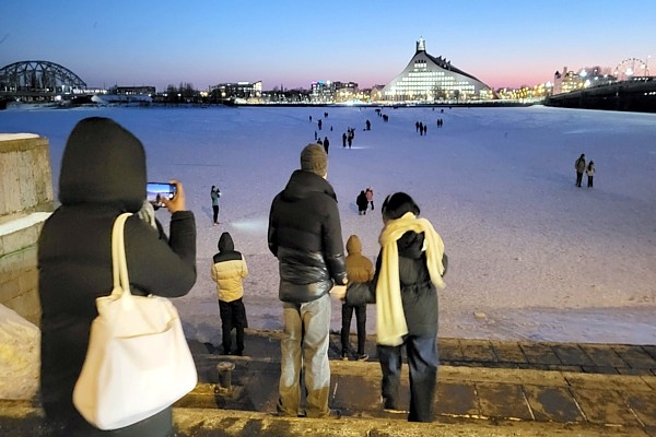 Ziemas piedzīvojums Rīgā - noteiktas vietas, kur atļauts šķērsot Daugavu pa ledu