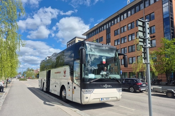 Ceļot lēnāk, redzēt vairāk: kāpēc autobusu tūres kļūst par jēgpilnas ceļošanas simbolu