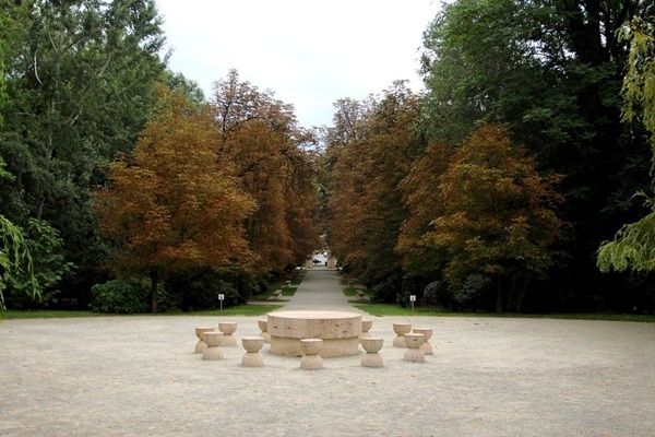 Rumānijas pilsētā Târgu Jiu – unikāls piemineklis, kur māksla saplūst ar pilsētu