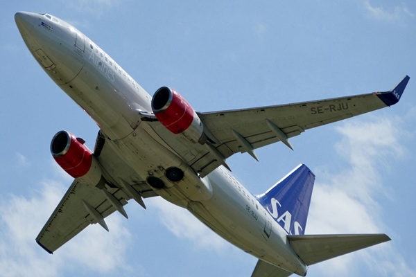 Degvielas cenu šoks satricina aviāciju: SAS atceļ tūkstoš reisu