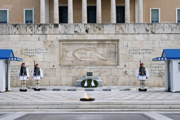 25. marts vēsturē: Atēnās pie Grieķijas Parlamenta ēkas tiek atklāts Nezināmā kareivja kaps
