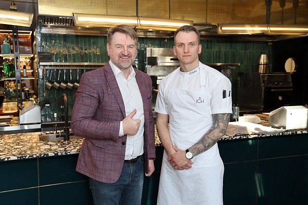 VIDEO intervija ar Kristapu Sīli, kurš ir «GADA CILVĒKS TŪRISMĀ 2025» laureāts un Michelin vienas zvaigznes restorāna «JOHN Chef s Hall» šefpavārs