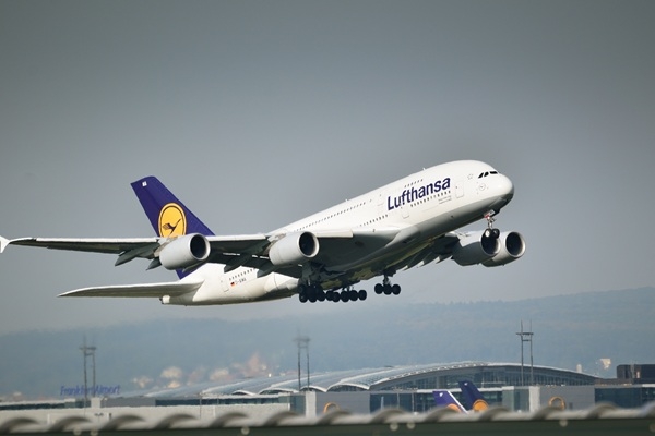 «Lufthansa» atceļ 20 000 lidojumu vasaras sezonā