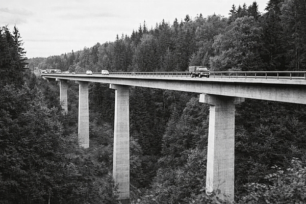 20. jūlijs vēsturē: tiek atklāts jaunais viadukts pāri Lorupes gravai uz Vidzemes šosejas (A2) pie Siguldas