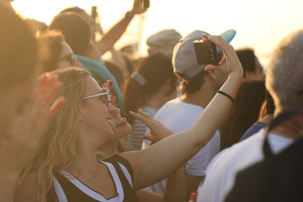«Ieraudzīju «TikTok» un nopirku biļeti!» Kā sociālie tīkli pārņem Z paaudzes ceļošanas paradumus