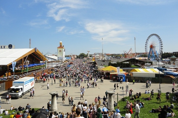 Minhenē atklāts 191. Oktoberfests – festivāla sākumu iezīmē tradicionālā pirmās alus mucas atvēršana