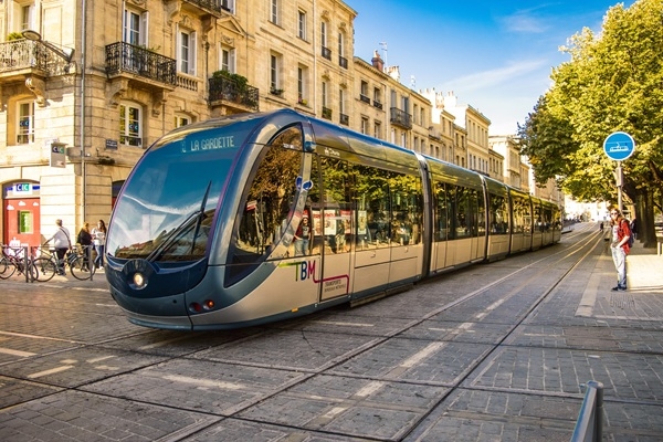 Eiropas dārgākās sabiedriskā transporta pilsētas: Kur ceļotājiem pārvietošanās izmaksā visdārgāk?