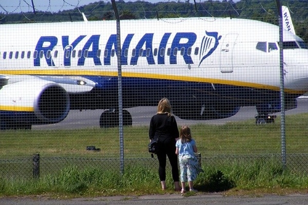 «Ryanair» saīsina reģistrētās bagāžas nodošanas laiku lidostās