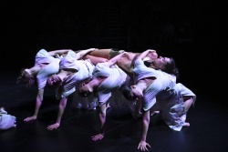 Laikmetīgās dejas izrāde 