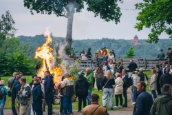 Izrādes "Līgo svētki Siguldas pilsdrupās Siguldas novada TIC