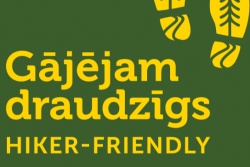 "Gājējam draudzīgs" zīme Smiltenē Smiltenes TIC