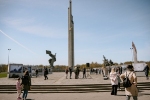 Uzvaras parkā esošajam piemineklim no Rīgas jāpazūd līdz 15. novembrim