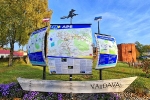 Apē atjaunots informācijas stends ar pilsētas un pārgājienu maršrutu kartēm